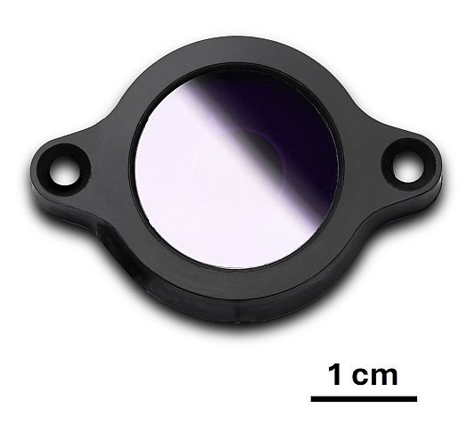 A round black frame with clear center and a scale showing 1 cm in relation to the UV chip depicted.